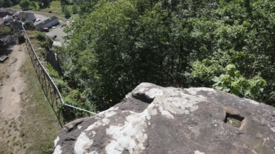 Balkenauflager und -löcher auf dem Oberburgfelsen belegen, dass hier einst ein kleineres Fachwerkgebäude stand. Ehemals überbauter Oberburgfelsen Erfenstein