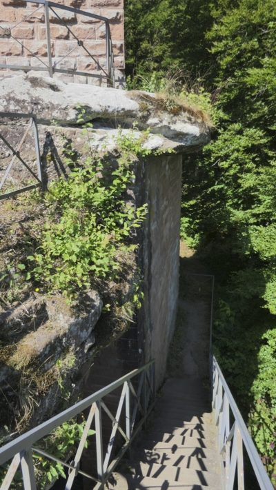 Ähnlich wie auf der Südseite finden sich auch auf der Nordseite des Oberburgfelens Stufen einer in den Fels geschrotete Treppe. Ihr früherer Verlauf ist nicht mehr festzustellen. Reste einer Felsentreppe auf der Nordseite des Oberburgfelsens (Hochformat)