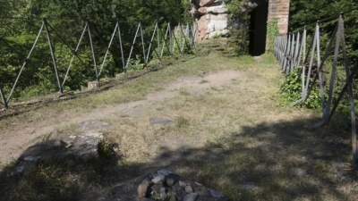 Von der Vorburg gelangte man über eine kleine Felsentreppe in den Südzwinger (links) entlang des Aufsatzfelsens. Felszunge der Vorburg von Osten betrachtet