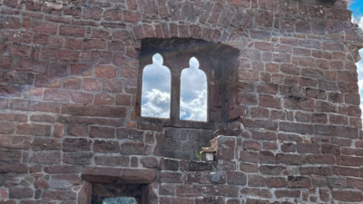 Das best erhaltene Fenster in der südlichen Palaswand auf Burg Spangenberg hat zudem Sitzbänke. Gekuppeltes gotisches Doppelfenster mit Sitzbank