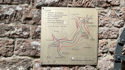 Der 3-Burgen-Rundweg verbindet die Ruinen Erfenstein, Breitenstein und Spangenberg auf 7 Km Länge. Die Gehzeit beträgt ca. 2 Stunden. Der hierbei zu bewerkstelligende Höhenunterschied beträgt etwa 300 Meter. Informationstafel zum Drei-Burgen-Weg