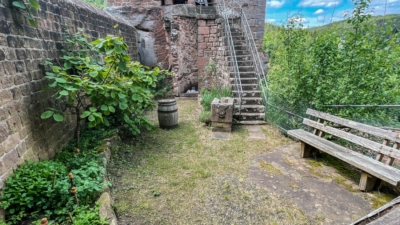 Als man im 14. Jh. die Mittelburg anlegte, wurde der dort befindliche Graben eingeebnet und es entstand zwischen der neuen Äußeren Schildmauer und dem Oberburgfels ein kleiner Hof von rund 7m x 5,5m. Die frühere Nutzung dieses Bereichs ist nicht dokumentiert. Der Hof war vor der Zerstörung der Burg 1621 vermutlich teilweise oder ganz überdacht. Die geradeläufige Treppe stammt aus den 1920er Jahren. Kleiner Hof der Mittelburg