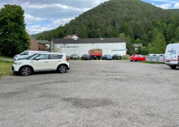 Vom direkt an der Landesstraße angelegten Parkplatz startet man den 15 minütigen Aufgang zur Burg Spangenberg. Parkplatz Burg Spangenberg