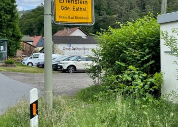Direkt hinter dem Ortsschild geht es rechts auf den Parkplatz. Parkplatz für Burgen Spangenberg und Erfenstein