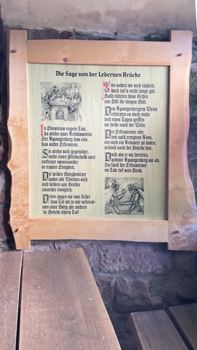 Ein Abdruck der Sage von der Ledernen Brücke befindet sich nahe am Fenster des Gewölbekellers zum Nachlesen. Die hier beschriebene einstige "traute Einigkeit" der beiden Burgherren hat es wohl nie gegeben. Sage von der Ledernen Brücle