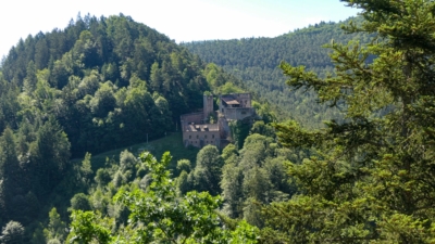 Burg Spangenberg wurde auf der Nordflanke des Schlossberges etwa 80 Meter über dem Talgrund und dem Speyerbach errichtet. Die Oberburg sitzt auf einem 30 Meter hohen und nach drei Seiten steil abfallenden Sandsteinfelsen. Unter- MIttel- und Oberburg nutzen drei Terrassen und geben der Burg eine klare Struktur. Spangenberg auf der Nordflanke des Schlossberges
