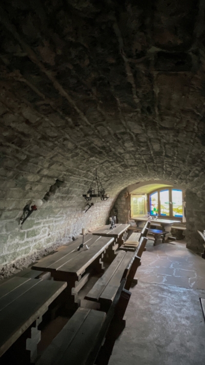 Heute wird der lange Kellerraum für Veranstaltungen genutzt. Früher war hier die Burgküche und ein Lagerraum untergebracht. Tonnengewölbter Keller der Oberburg (Hochformat)