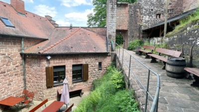 Das heute die Unterburg dominierende Gebäude ist die 1979/80 errichtete Burgschänke mit dem Küchentrakt. Gut zu erkennen ist die Terrassierung der Unterburg auf zwei Ebenen. Unterburg mit neuzeitlicher Schänke und Küchentrakt in der Unt