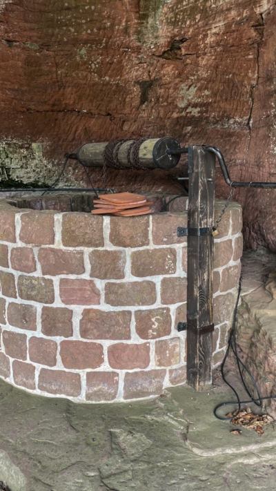 In der Oberburg von Spangenberg befindet sich eine etwas 5,5 qm fassende Tankzisterne. Die Aufmauerung der Entnahmestelle ist neuzeitlich. Wasserentnahmestelle Oberburg