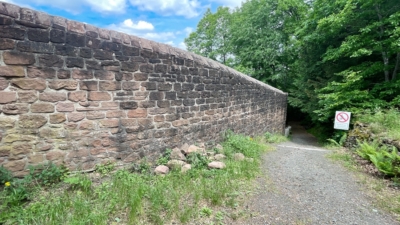 Die Mittelburg wurde wohl Anfang des 14. Jhs. angelegt und mit einem eigenen hinführenden Weg zugänglich gemacht. Die 1982 restaurierte Mauer war früher höher. Weg zur Mittelburg