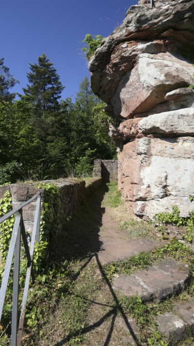 Reste einer ehemaligen Zwingermauer auf der Südseite des hier stark überhängenden Oberburgfelsens sind noch vorhanden. Zwingermauerern auf der Südseite des Oberburgfelsens