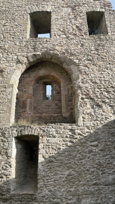 Im Ostgiebel des Ostpalas ist eine große Bogennische zu erkennen, die, nach Osten ausgerichtet, einen früheren Altar kennzeichnet. Altarnische im Ostpalas der Oberburg