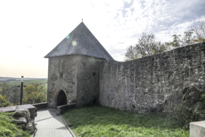 Das Erste Tor spingt aus der Flucht des sich nördlich (rechts) anschließenden Außenwalls deutlich hervor. Außenwall und Erstes Tor aus Nordosten
