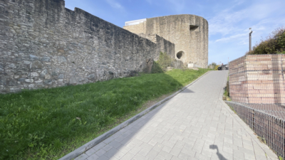 Zwischen dem Ersten Tor und dem Hufeisenform erstreckt sich ein 8 Meter mächtige Außenwall. Der geglättete Fels wurde beidseitig mit einem einschaligen Mauerwerk verblendet. Außenwall und Südseite des Hufeisenturms