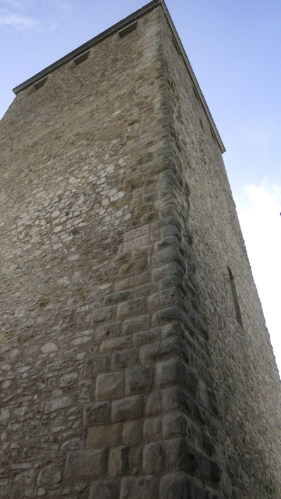 Der 33 Meter hohe Bergfried war weithin sichtbar und wirkte mit der Eckverbauung von Buckelquadern mit schmalem Randschlag sehr eindrucksvoll. Bergfried mit Buckelquadern an Mauerkante