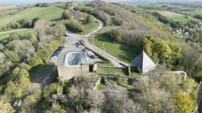 Der Blick vom Bergfried nach Osten zeigt in die vermutliche Hauptangriffsrichtung. Entsprechend liegt hier der Schwerpunkt der baulichen Burgverteidigung. Blick in die Feldseite der Burg Lichtenberg