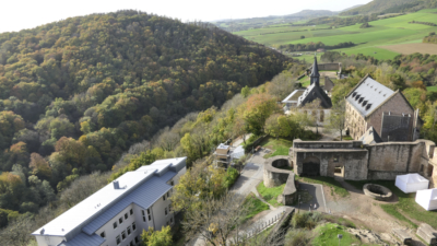 Blick vom Bergfried über die sich nach Westen entlangziehende mittlere und untere Burg. Links steht die neuzeitliche Jugendherberge. Blick vom Bergfried nach Westen über die gesamte Burganlage