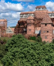 Burg Drachenfels um 1520 Rekonstruktion Burg Drachenfels Gesamtanlage um 1520 aus SO