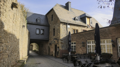 Das Dritte Tor war fast völlig abgegangen, konnte aber bei Restaurierungsarbeiten zwischen 1905-1909 wieder rekonstruiert und aufgebaut werden. Burginnenseite des Dritten Tores mit neuzeitlicher Burschänke