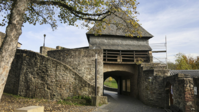 Das sog. "Erste Tor" ist das jüngste der drei Tore der Oberen Burg. Zur Burg ist der Torturm offen. Das Obergeschoss war nur von einem Wehrgang auf dem Außenwall erreichbar. Burginnenseite des Ersten Tores mit Treppenaufgang zur Außenwal