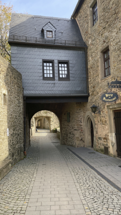Durch das Dritte Tor kann man den gesamten Burgweg bis zum Ersten Tor einsehen. Burginnere Seite des Dritten Tores