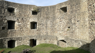 1488 wurde das dreigeschossige Nordrondell vom Wehrbau zu einer von Pferden angetriebenen "Rossmühle" umgebaut. Dreigeschossiges Nordrondell der Burg Lichtenberg, später zur Rossmühle umfunktioniert