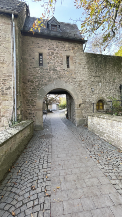Zwischen Zweitem und Drittem Tor befand sich eine den äußeren Halsgraben überspannende Brücke, die im letzte Drittel vor dem Tor als Zugbrücke ausgeprägt war. Steinbrück mit Zugbrückenteil vor Drittem Tor mit Durchfahrt und Manntor