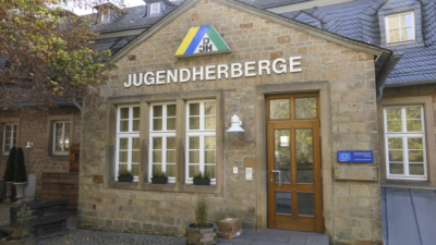1922 wurde auf der Burg eine Jugendherberge eingerichtet. 1996 wurde diese auf 106 Betten Kapazität erweitert. Eingang der Jugendherberge auf der Burg Lichtenberg