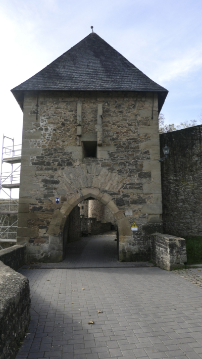 In der Ostmauer des Torturms befinden sich Reste eines Wehrerkers, der heute teilweise zugeamuert ist. Erstes Tor mit Wehrerker und spitzbogiger Durchfahrt