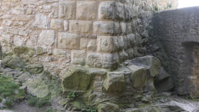 Der Bergfried ist steht auf massivem Fels. Bemerkenswert ist, dass der Turm nur an den Kanten mit Buckelquadern verblendet ist. Felssockel Bergfried und Eckquader