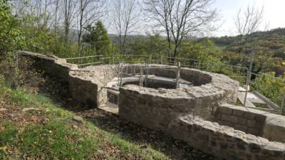 Das Finkentürmchen ist der einzige vorkragende Flankierungsturm auf der Südseite von Burg Lichtenberg Das Finkentürmchen ist der einzige auf der Südseite von Burg Lichtenberg vorkragende Flankierungsturm