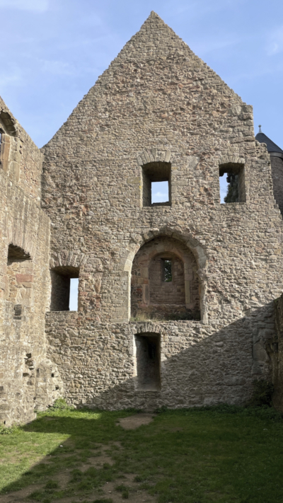 Im östlichen Giebel des Ostpalas ist eine große Bogennische zu erkennen, die den Altar der früheren Burgkapelle aufnimmt. Giebelwand mit Altarnische im Ostpalas der Oberburg
