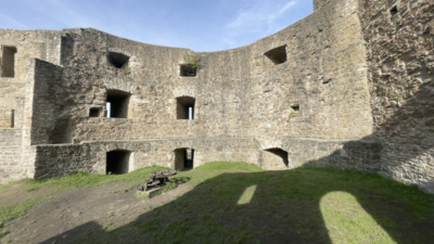 Zwischen östlichem und westlichen Palas liegt das dreigeschossige Nordrondell. Die Mauerstärke beträgt bis zu 4 Meter. Innenseite des Nordrondells (Rossmühle)