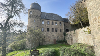 Der Innere Halsgraben östlich der Landschreiberei wurde verfüllt. und man erkennt an dem vermauerten Brückenbogen seinen früheren Verlauf. Landschreiberei hinter dem Inneneren Halsgraben mit Rundturm