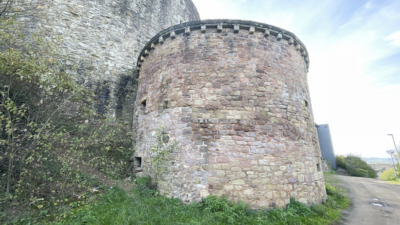 Im Zuge von Erweiterungsmaßnahmen wurde Lichtenberg auf der Nordseite mit einer Zwingeranlage und 3 runden Türmen verstärkt. Nördlicher Zwingerturm vor der Rossmühle aus Nordosten
