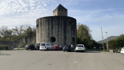 Der Besucher kann bis unmittelbar vor den Hufeisenturm vorfahren und sein Fahrzeug auf dem kostenklosen Parkplatz abstellen. Ostbollwerk und Parkplatz Burg Lichtenberg