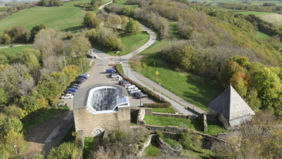 Der Burgbesucher kann unmittelbar vor die Burg vorfahren und sein Auto auf dem gebührenfreien Parkplatz abstellen. Ostbollwerk zwischen Hufeisenturm und Erstem Tor von oben