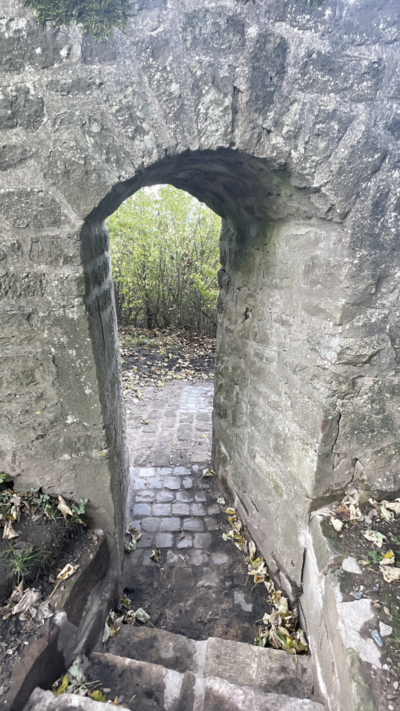 Unmittelbar westlich der Zehntscheune befindet sich eine schmale rundbogige Pforte in der nördlichen Mauer. Sie kann als Poterne angesprochen werden. Poterne im nördlichen Bering nahe der Zehntscheune