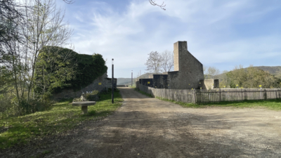 Die östliche Schildmauer weist heute in der Mitte der früher durchgängigen Mauer eine große Mauerlücke auf. Reste der Befestigungen an der Ostseite der Unteren Burg
