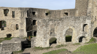 An der Südseite der Rossmühle findet sich eine mittig platzierte, rundbogige, breite Tür und insgesamt vier Fenster. Rossmühle zwischen Ost- und Westpalas auf Burg Lichtenberg