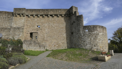 Im Zuge von Erweiterungsmaßnahmen im 15. Jahrhundert wurden die neu errichteten Palasbauten durch eine neue Schildmauer und einen Rundturm im Westen gesichert. Schildmauer mit Tor in der Westbefestigung der Oberen Burg