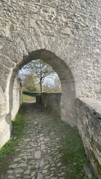 Bei der Erweiterung der Oberen Burg im 15. Jahrhundert wurde auch im Süden ein Viertes Tor angelegt. Reste des Torhauses sind noch erhalten. Torgasse der Unterburg Blickrichtung Osten