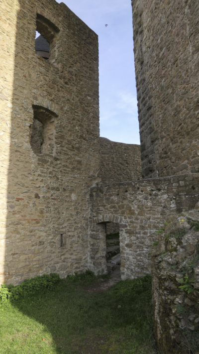 Der frühere Zugang zum Bergfried war über eine Brücke vom 3. Geschoss des Torhauses zugänglich. Torhaus und Riegelmauer an der Nordseite des Bergfrieds