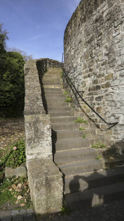 Der Burgbesucher kann heute über eine neuzeitliche Steintreppe auf der Westseite des Außenwalls hochsteigen. Treppenaufgang zur Plattform auf dem Äußeren Wall am ersten Tor