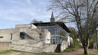 Das in Glas- und Betonbauweise errichtete Urweltmuseum Geoskop wurde 1998 eingeweiht. Urweltmuseum Geoskop Südwestseite