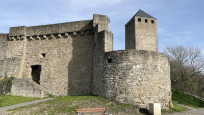 Die 8 Meter hohe Bruchsteinmauer diente als westlicher Abschluss der Kernberg nach ihrer Erweiterung im 15. Jahrhundert. Wehrbauten am westlichen Abschluss der Oberburg