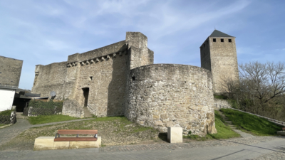 Die Obere Burg wird im Westen von einer 8 Meter hohen Schildmauer und einem runden Eckturm abgeschlossen. Westbefestigung der Oberen Burg aus Südwesten