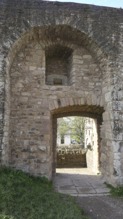 Die Westbefestigung der Oberen Burg war mit einer Schildmauer aus Bruchsteinen bewehrt. Oberhalb des Zugangstores befindet sich eine Senkscharte für eine Pulverhandwaffe. Westbefestigung der Burg Lichtenburg bestehend aus Schildmauer mit Tor zur Kernburg und einer Senkscharte