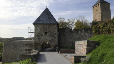 Das sog. Erste Tor ist von der Entstehungsgeschichte betrachtet das jüngst der drei Burgtore. Es ist zur Burgseite hin offen. Zufahrt zum Ersten Tor von Burg Lichtenberg