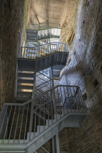 Moderne Stahltreppe im Bergfried von Alt-Wolfstein Moderne Stahltreppe im Bergfried von Alt-Wolfstein